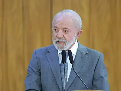 Lula participa de fórum internacional para debater economia e integração regional.