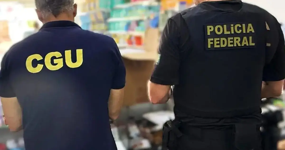 Agentes da Polícia Federal e da CGU durante operação de investigação em prefeituras.