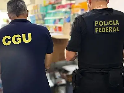 Agentes da Polícia Federal e da CGU atuam em operação contra fraudes na área da saúde.