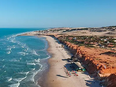 Falésias de areia vermelha fazem de Canoa Quebrada um dos destinos mais procurados do Nordeste brasileiro.