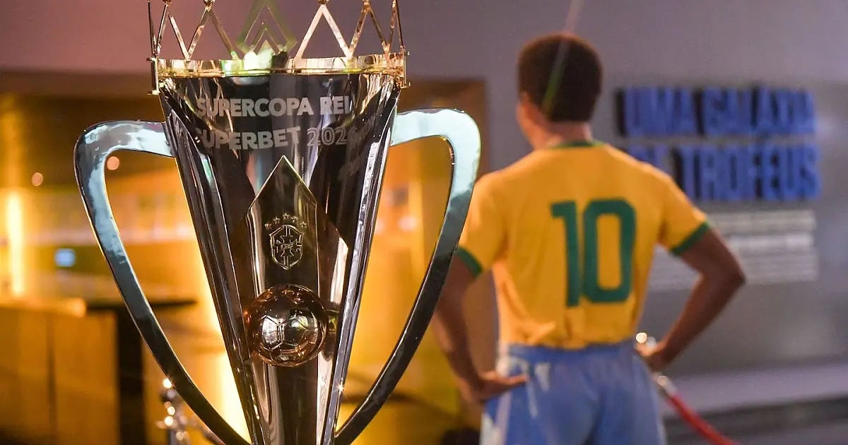 Taça da Supercopa Rei Superbet 2026 durante evento oficial da CBF.