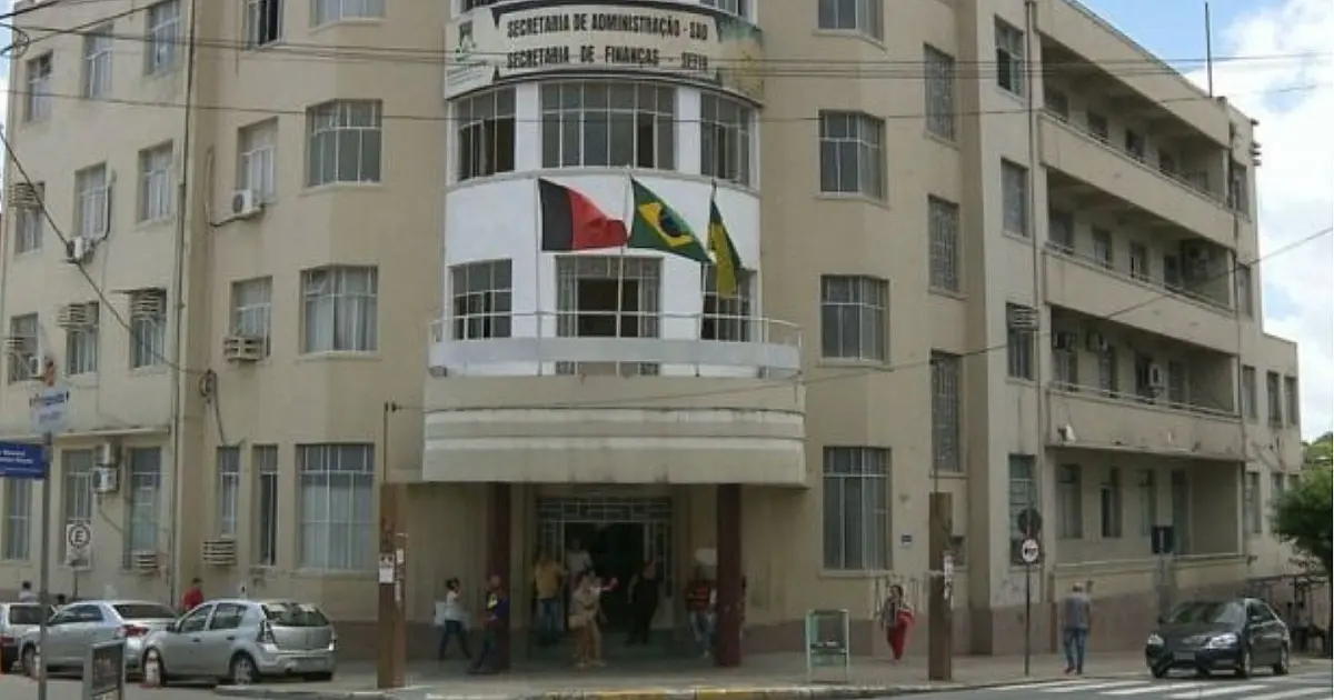 Fachada da Prefeitura de Campina Grande, alvo de decisão judicial que determina desocupação de imóvel.