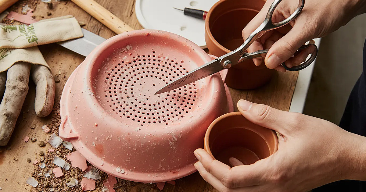 Transforme escorredor de macarrão velho em aliado poderoso da drenagem no jardim