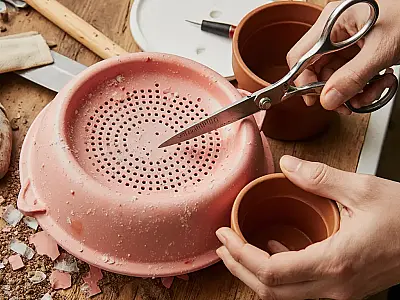 Escorredor de macarrão velho.