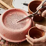 Transforme escorredor de macarrão velho em aliado poderoso da drenagem no jardim