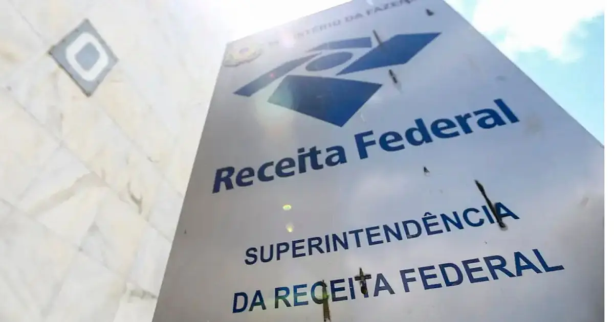 Contribuinte acessando informações sobre a declaração do Imposto de Renda 2026 no site da Receita Federal.
