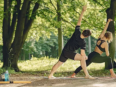 Pessoas fazendo exercício aos ar livre.