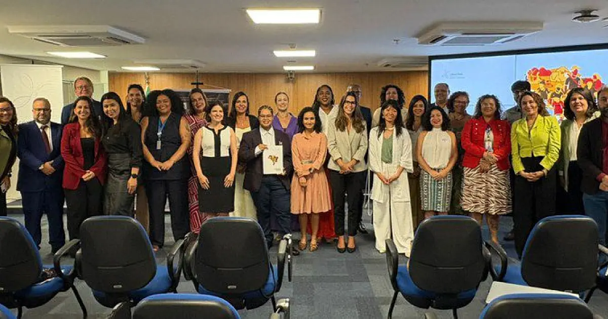 Pessoas reunidas discutindo políticas públicas de combate ao trabalho escravo no Brasil.