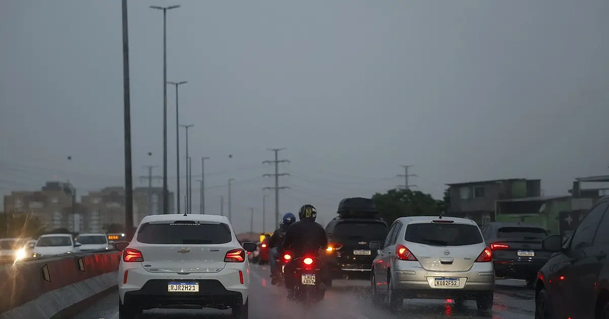 Nova fiscalização multa motoristas com jaqueta grossa ao volante; entenda