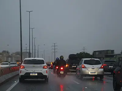 Lei exige liberdade total de movimentos para proteger condutores e pedestres.