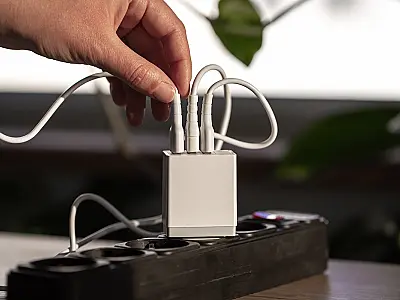 O consumo fantasma de carregadores na tomada eleva a conta de luz mesmo sem uso do celular.