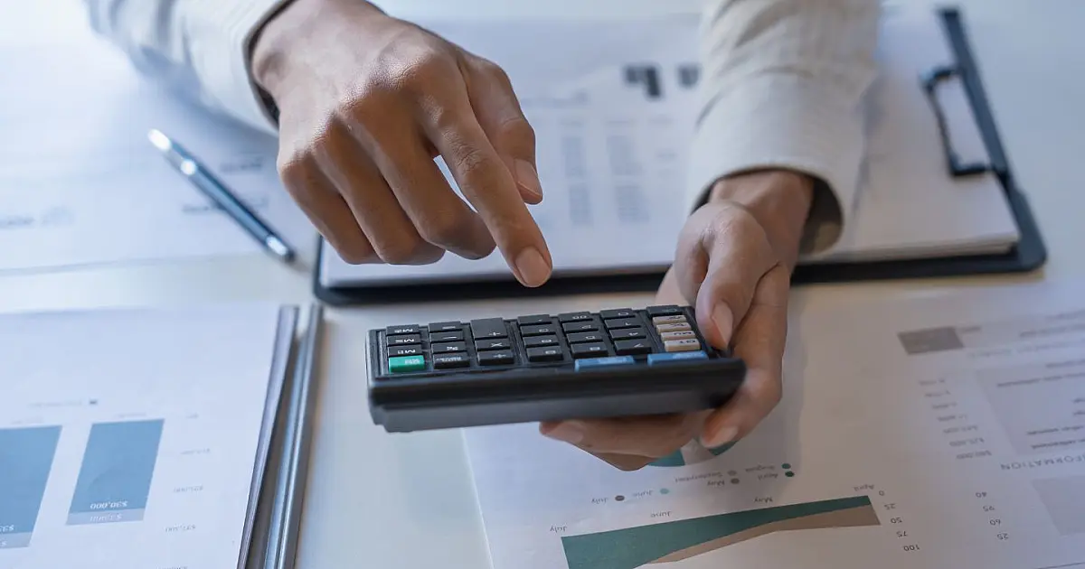 Ilustração sobre pagamentos via Pix feitos por MEI e o controle do faturamento anual junto à Receita Federal.