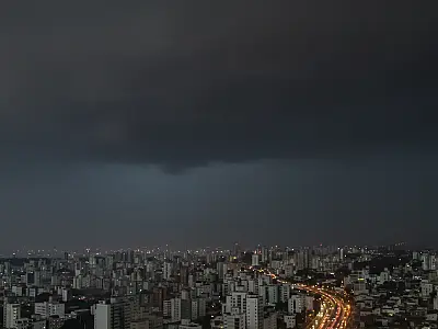 Minas Gerais enfrenta alerta de perigo para tempestades, rajadas de vento e granizo devido a ciclone.