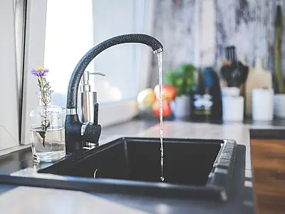 Lei sancionada em Campo Grande impede o corte de água em residências com pessoas acamadas ou em fase terminal.