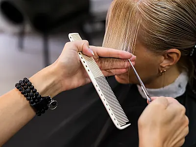 Os cortes de cabelo rejuvenescedores são hit em 2026: long bob, pixie e butterfly suavizam o rosto e iluminam traços.