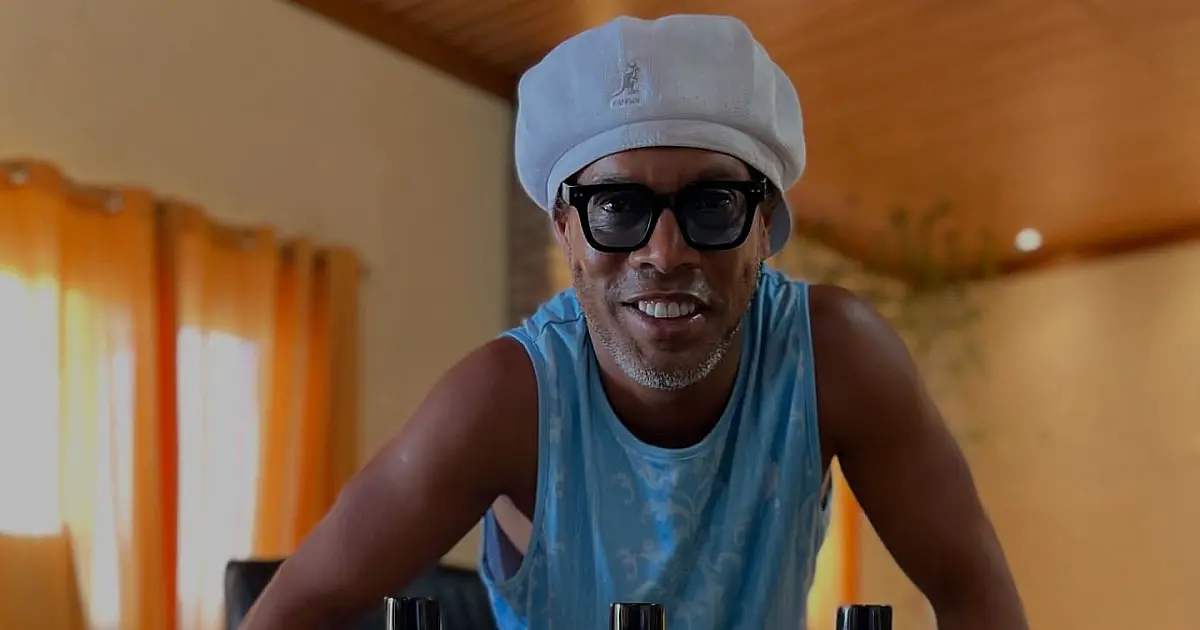 Ronaldinho Gaúcho em campanha publicitária de bebida alcoólica ao lado de influenciadores digitais.