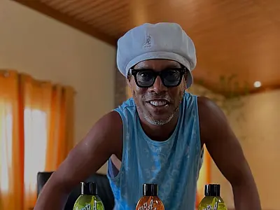 Ronaldinho Gaúcho participa da divulgação da bebida alcoólica Abracadabra, lançada em parceria com influenciadores digitais.