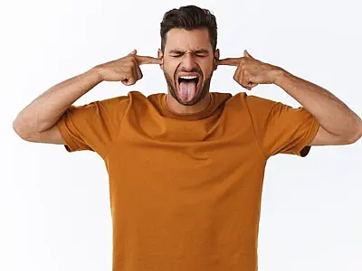 Homem com mãos no ouvido e língua pra fora.