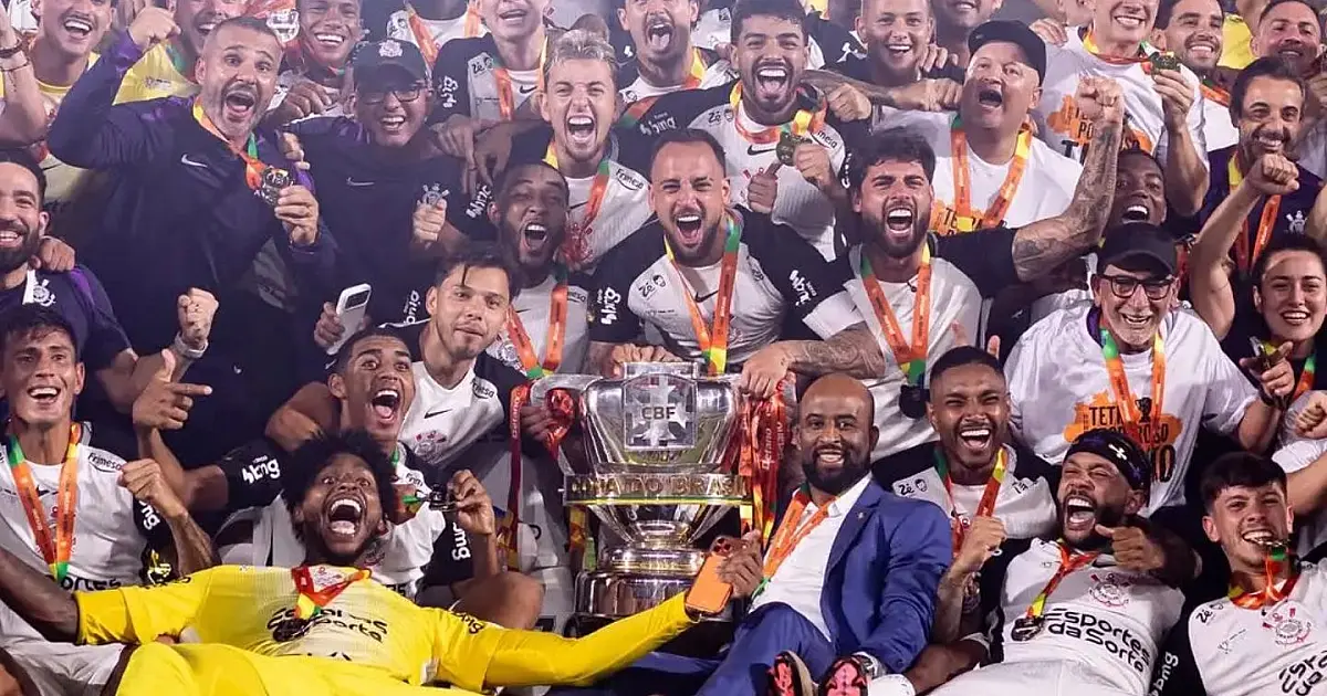 Jogadores do Corinthians comemoram o título da Copa do Brasil com troféu em campo.