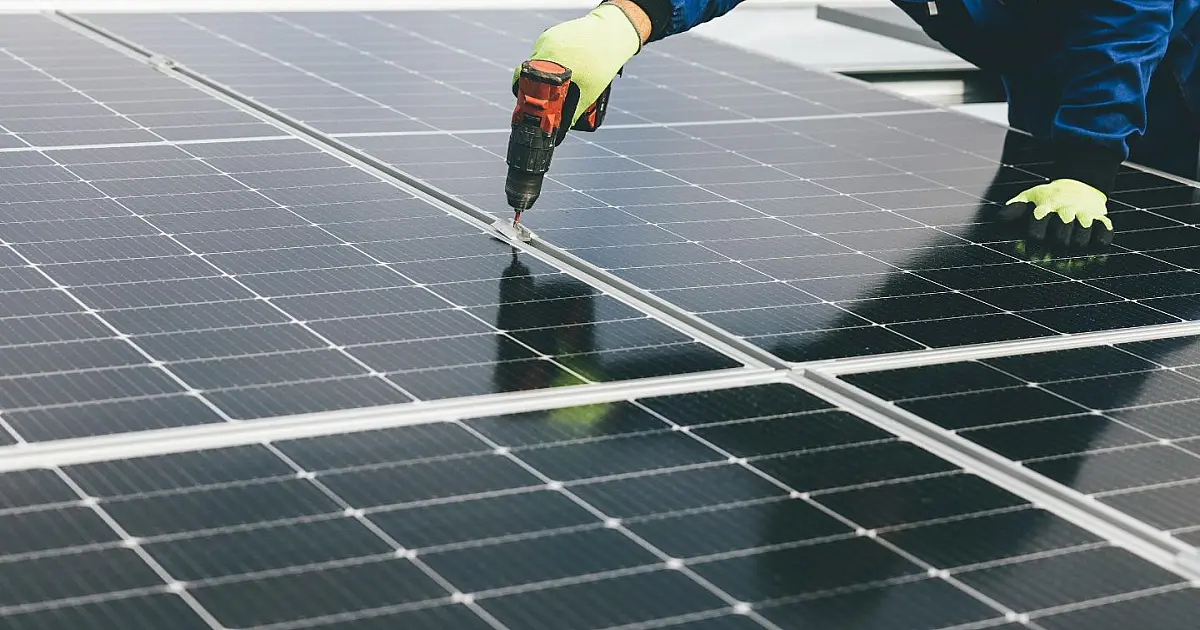 Painéis solares instalados no telhado de uma residência, tecnologia que pode ficar mais cara com novo imposto.