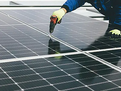 Retomada do Imposto de Importação pode encarecer a instalação de painéis solares em residências a partir de 2026.