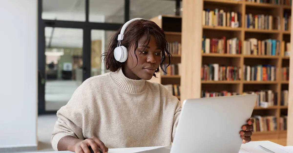 Ilustração representando ensino superior híbrido após mudanças na regulação do MEC sobre cursos EAD.