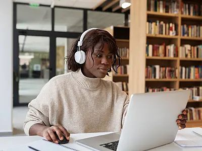 Nova regulação do MEC impõe mudanças no ensino superior e limita cursos 100% EAD em áreas estratégicas.
