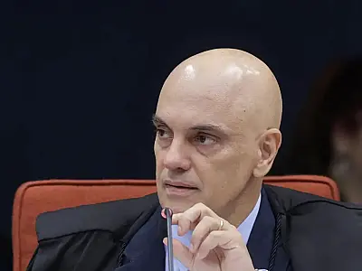 Ministro Alexandre de Moraes arquiva inquérito contra delegados da PF investigados por blitze nas eleições de 2022.