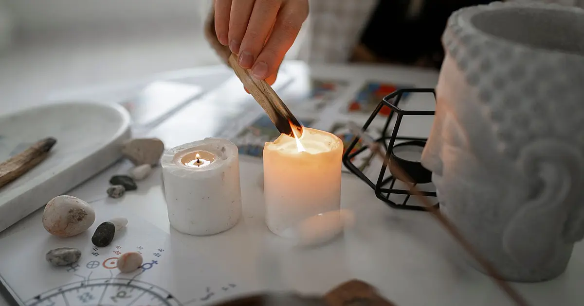 Fim do mês virou momento para rituais simbólicos.