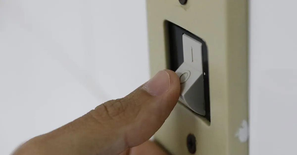 Como economizar na conta de luz e água sem abrir mão do conforto