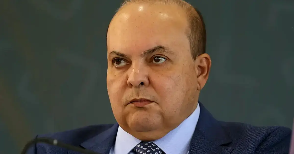 Governador Ibaneis Rocha durante declaração oficial no Distrito Federal.