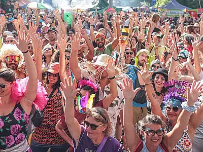 Bloco Charrete anima carnaval 2026 na Vila Planalto com forró, fanfarra e mensagens políticas, mantendo a resistência cultural iniciada após a morte de Joãozinho da Vila em 2017.