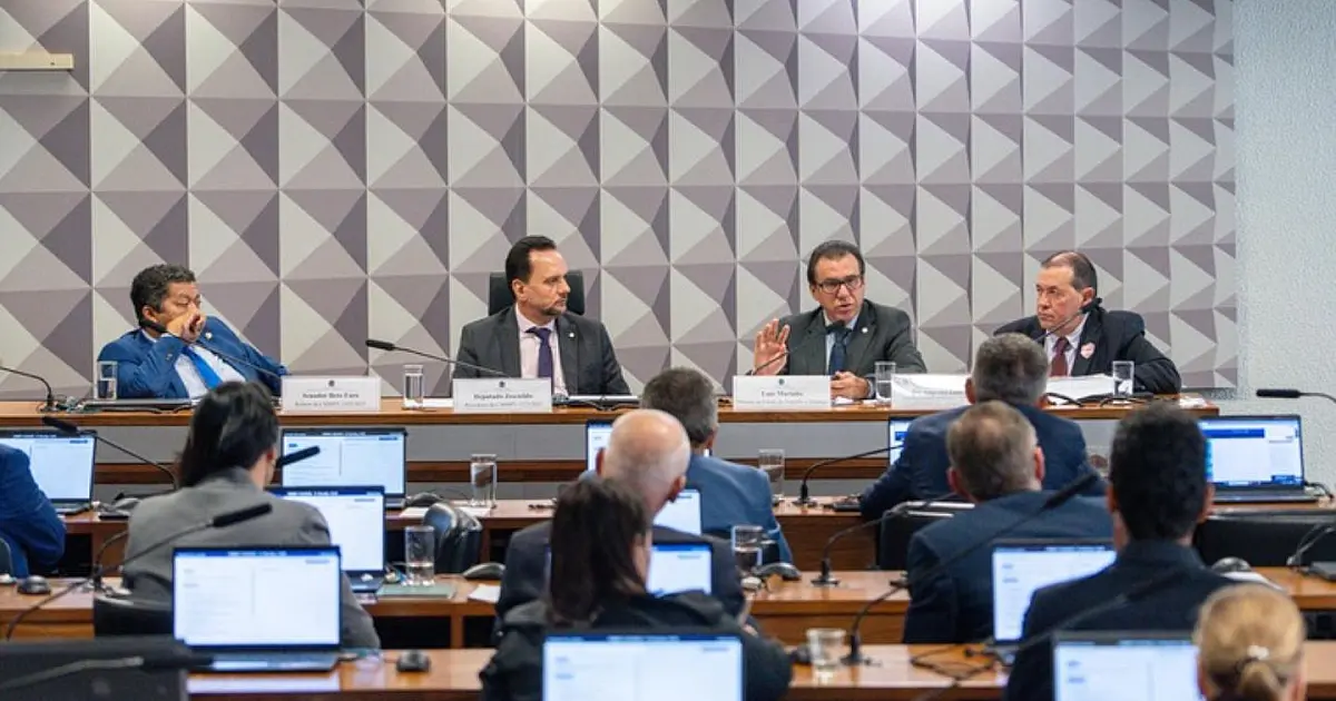 Ministro Luiz Marinho durante audiência pública no Senado Federal.