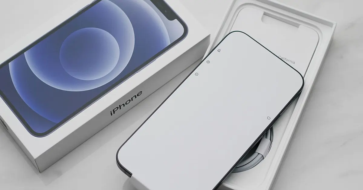 iPhone exposto sobre mesa ilustrando leilão da Receita Federal com eletrônicos apreendidos.