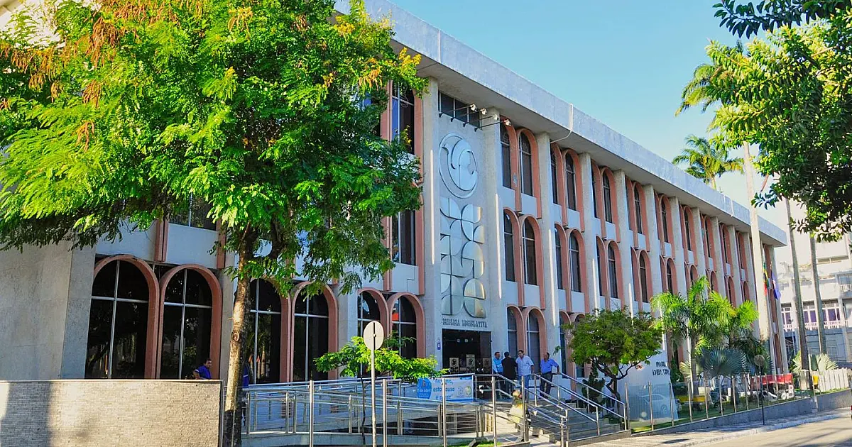 Fachada da Assembleia Legislativa da Paraíba em dia de sessão plenária