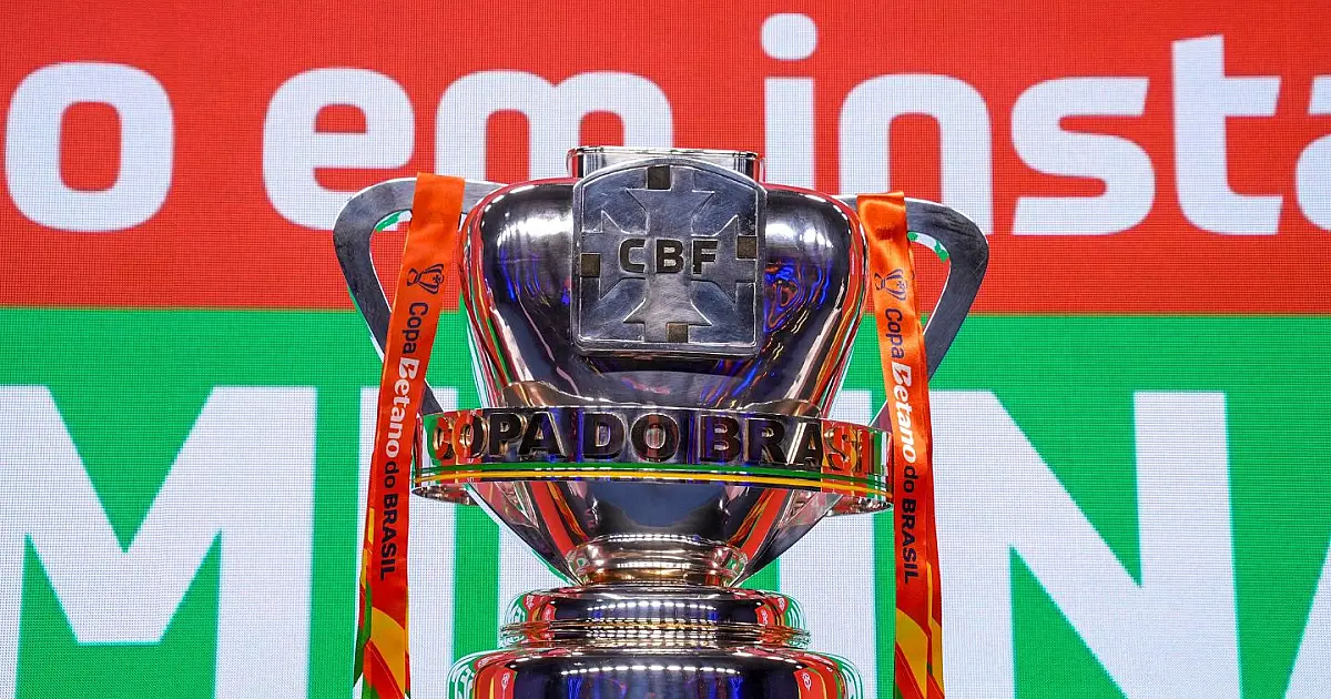 Taça da Copa do Brasil exposta durante evento oficial da CBF.