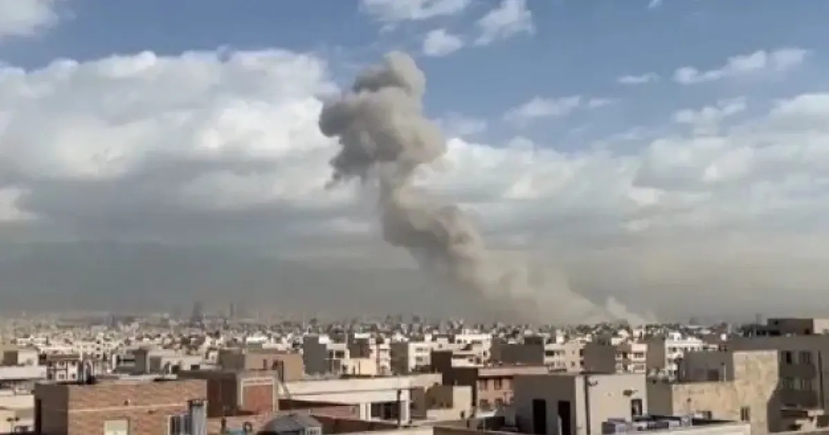 Bandeiras de Estados Unidos, Israel e Irã representando tensão diplomática internacional.