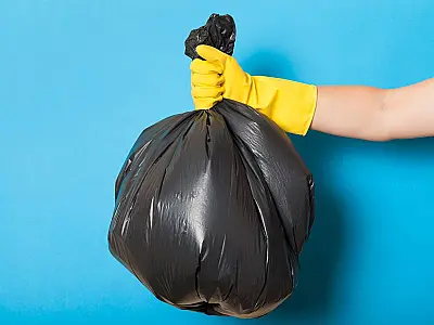 Uso de bicarbonato ajuda a eliminar odores no lixo do banheiro.