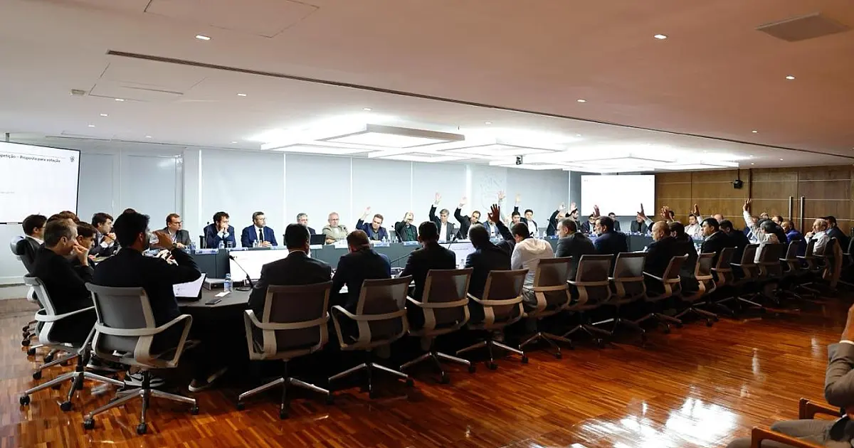 Dirigentes e representantes de clubes reunidos no Conselho Arbitral da Série B durante anúncio do programa PARF-B da CBF