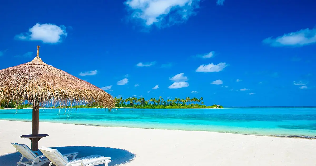 Praia do litoral sul de Pernambuco com águas claras e areia branca.