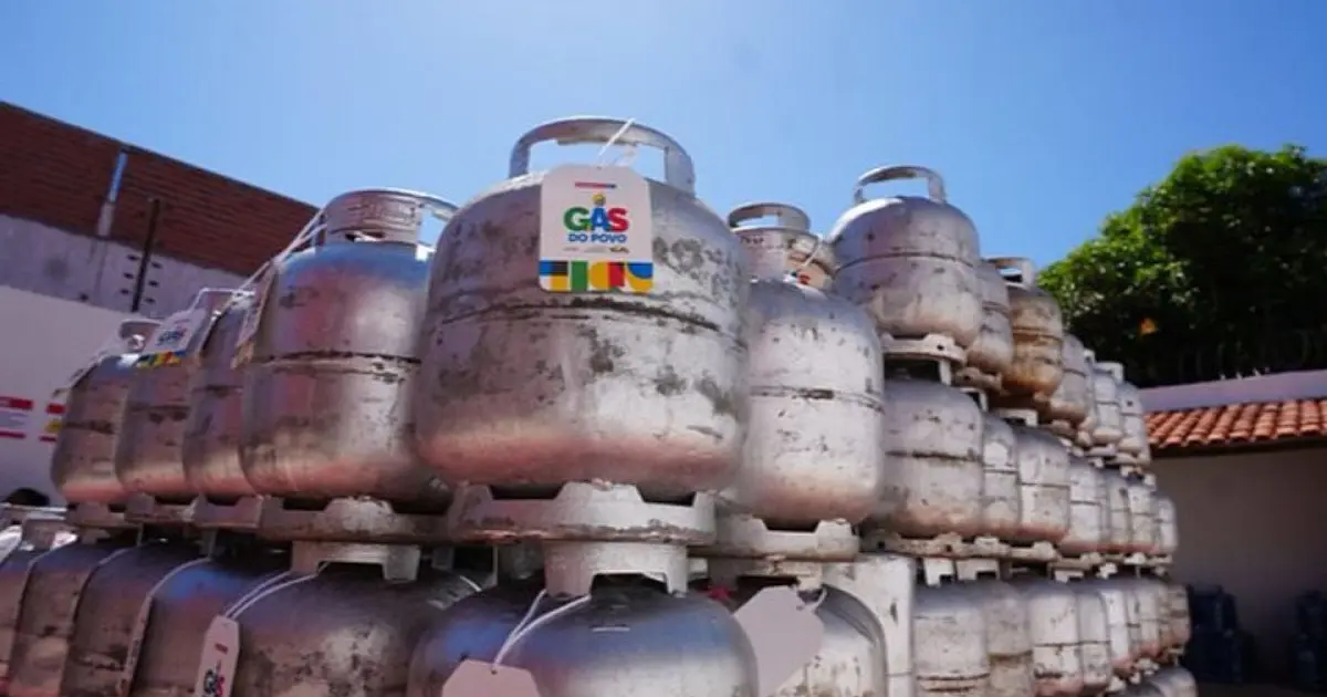 Botijões de gás expostos para venda em estabelecimento comercial.