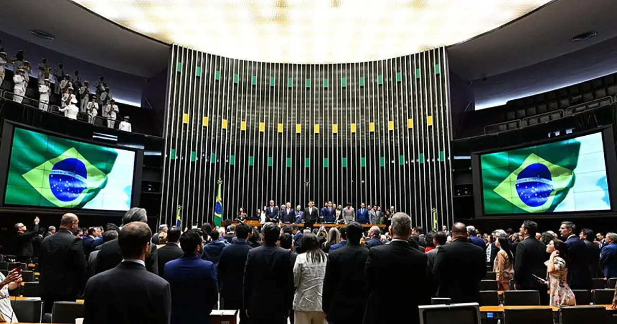 Senadores e deputados durante sessão no Congresso Nacional.