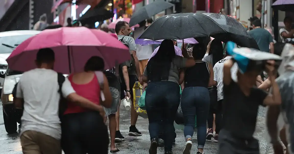 Inmet emite alerta laranja para chuvas fortes no Sudeste e Paraná até quinta-feira