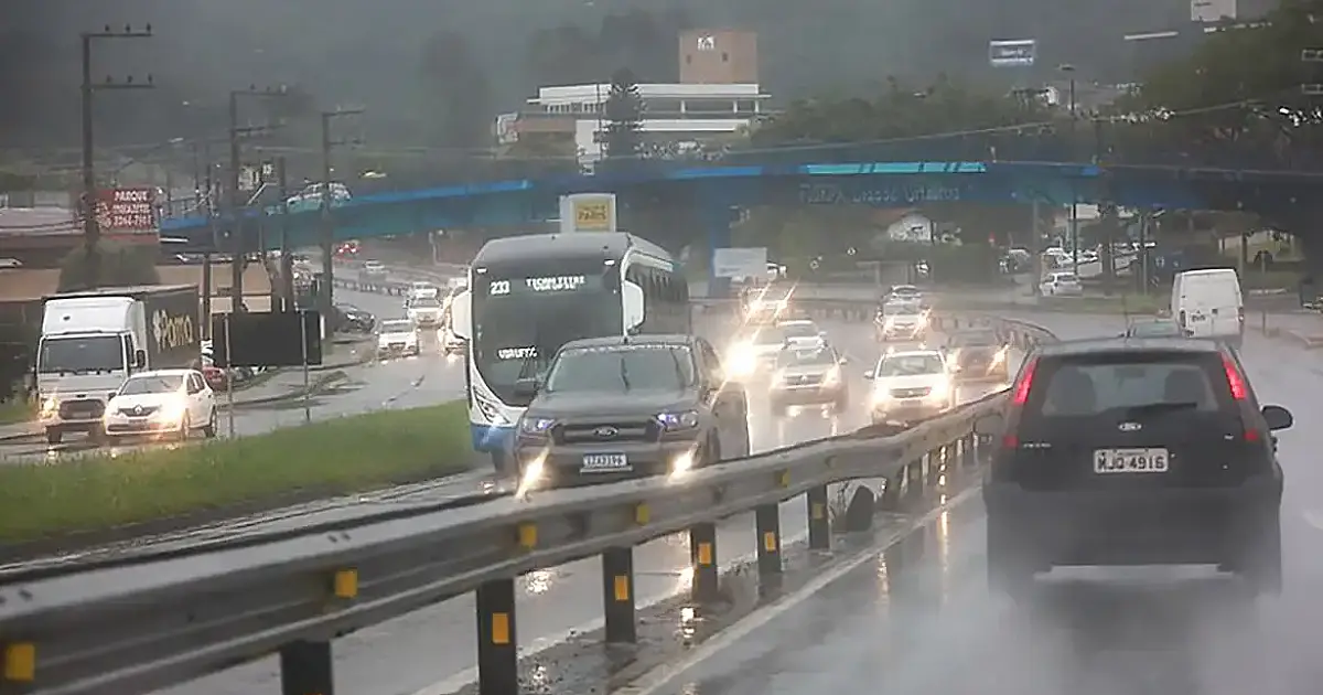 Defesa Civil emite alerta vermelho para alagamentos e deslizamentos na Grande Florianópolis