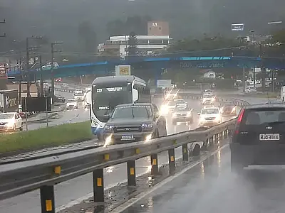 Alerta vermelho da Defesa Civil de SC avisa para alto risco de alagamentos e deslizamentos na Grande Florianópolis devido a chuvas fortes a partir deste sábado.