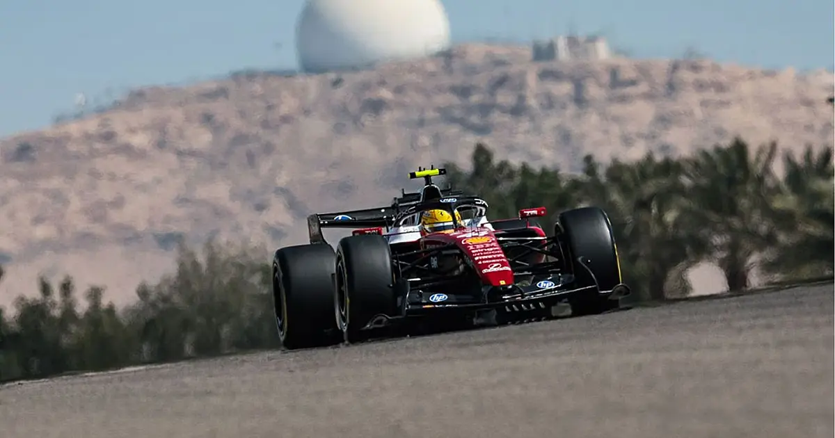 Carro de Fórmula 1 em pista durante sessão de testes oficiais.