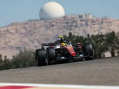 Carros de Fórmula 1 durante testes; Ferrari e Audi já têm combustível homologado para 2026.