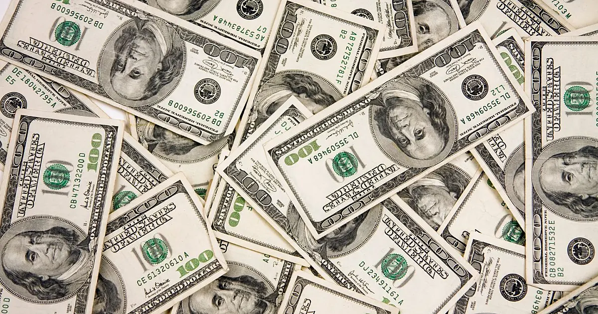 Imagem de dólar representa queda da moeda americana e alta recorde da Bolsa no Brasil.