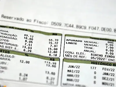 Conta de energia elétrica; chuveiro híbrido pode reduzir significativamente os gastos mensais.