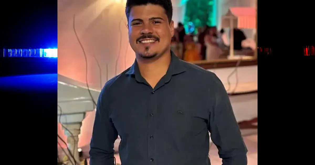 Homem sendo conduzido por policiais após cumprimento de mandado de prisão.